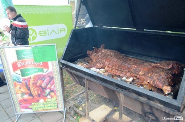 На луцькому «Фестивалі національної кухні» свиню почали пекти ще уночі. ФОТО