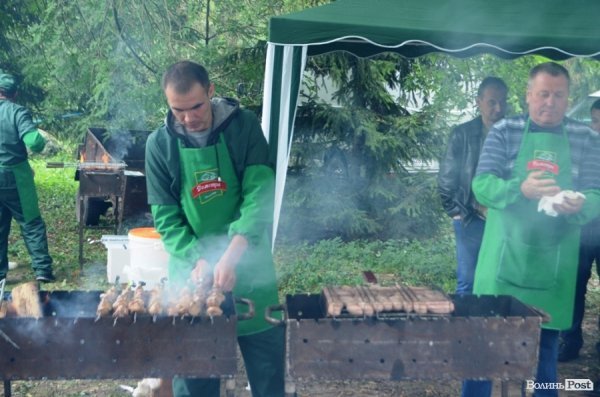 На луцькому «Фестивалі національної кухні» свиню почали пекти ще уночі. ФОТО