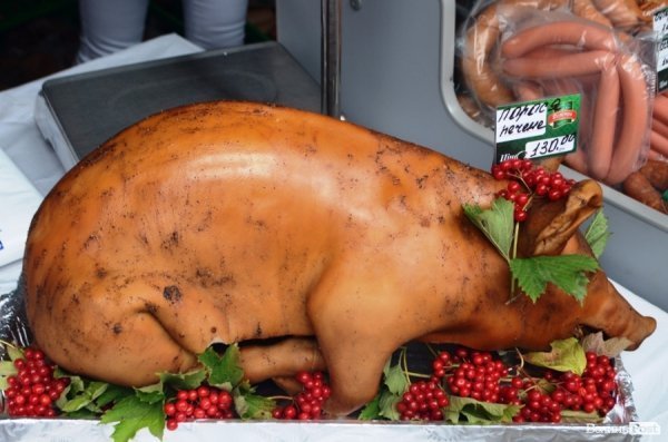 На луцькому «Фестивалі національної кухні» свиню почали пекти ще уночі. ФОТО