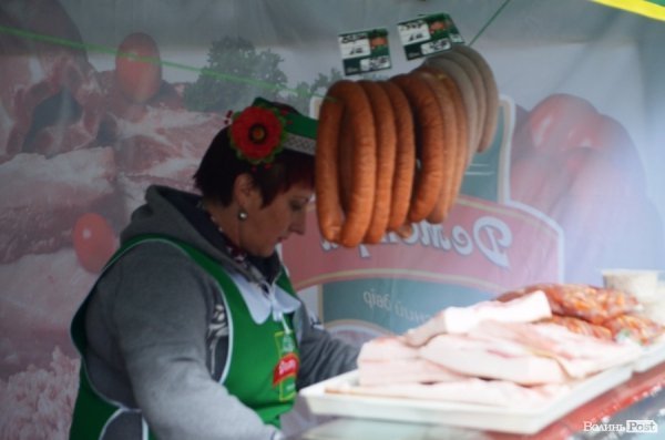 На луцькому «Фестивалі національної кухні» свиню почали пекти ще уночі. ФОТО