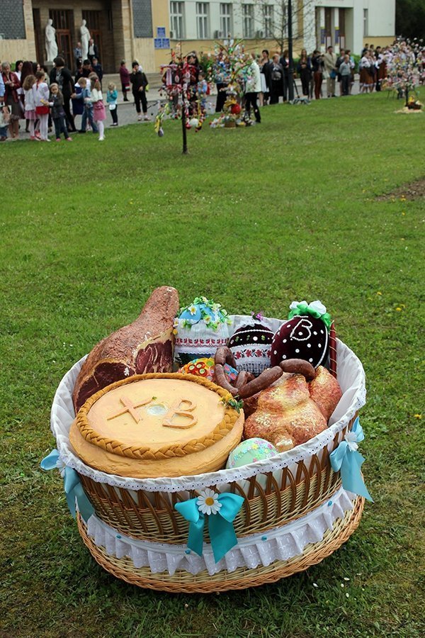 В Ужгороді «виросли» дерева з писанками. ФОТО