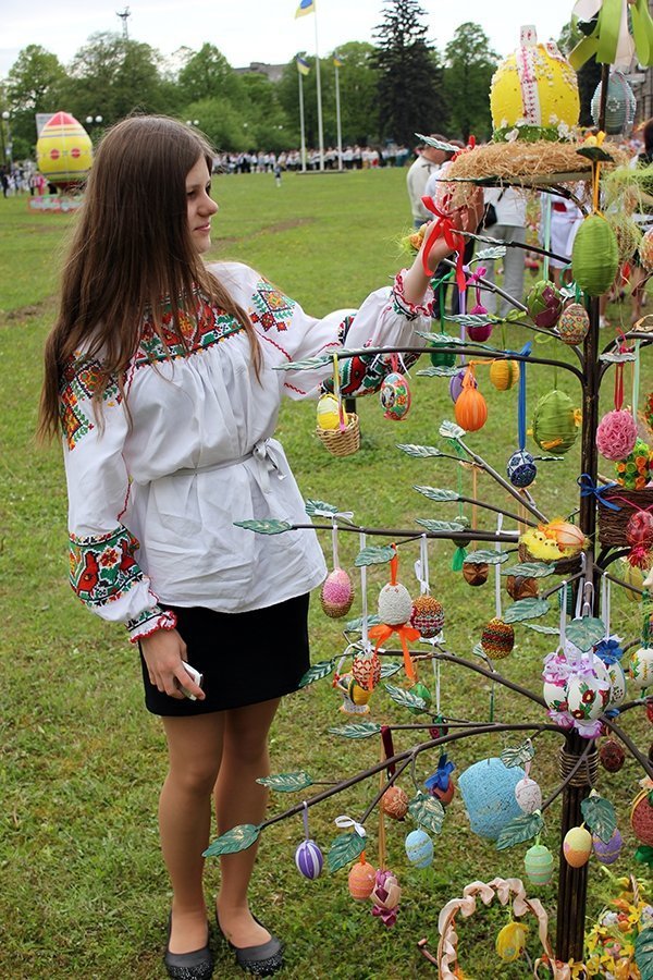 В Ужгороді «виросли» дерева з писанками. ФОТО