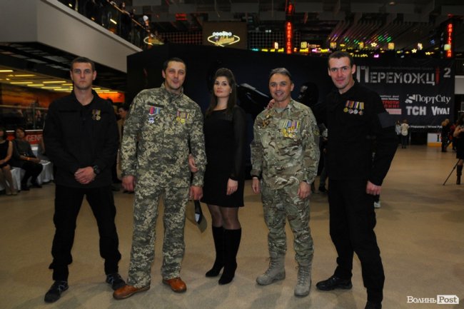 Другий справа - атовець, айдарівець, народний депутат Ігор Лапін