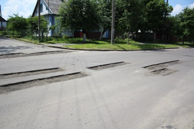 У місті на Волині водіїв не попередили про ремонт дороги. ФОТО
