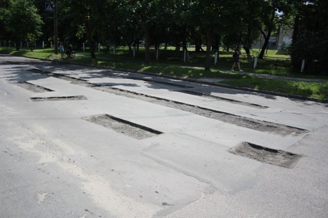 У місті на Волині водіїв не попередили про ремонт дороги. ФОТО