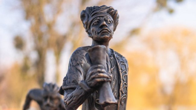 У Луцьку встановили нову скульптуру двох кликунів