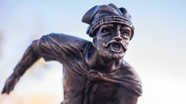 У Луцьку встановили нову скульптуру двох кликунів