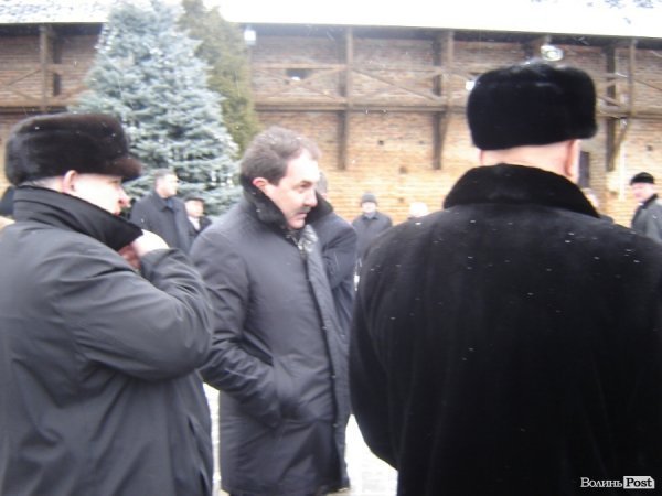 Януковича на Волині зустрічали червоною доріжкою і церковним передзвоном. ФОТО. ВІДЕО