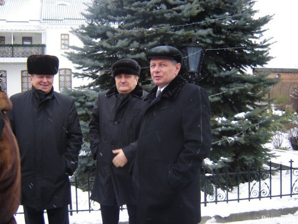 Януковича на Волині зустрічали червоною доріжкою і церковним передзвоном. ФОТО. ВІДЕО