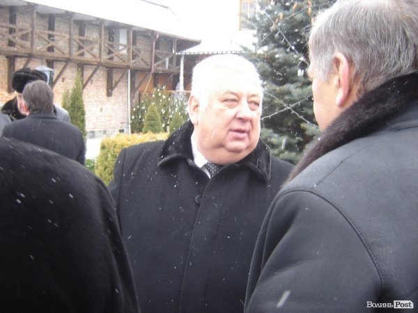 Януковича на Волині зустрічали червоною доріжкою і церковним передзвоном. ФОТО. ВІДЕО