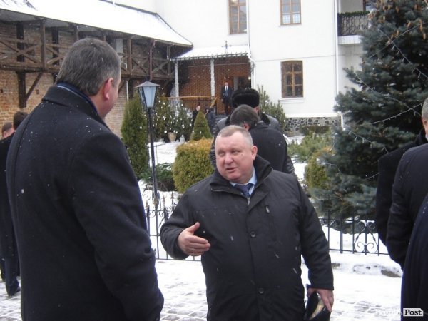 Януковича на Волині зустрічали червоною доріжкою і церковним передзвоном. ФОТО. ВІДЕО