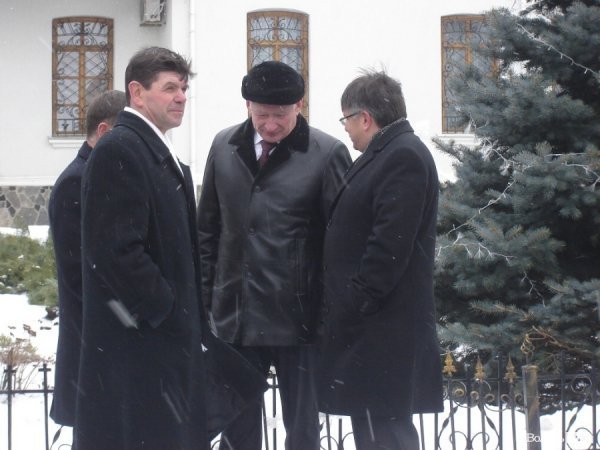 Януковича на Волині зустрічали червоною доріжкою і церковним передзвоном. ФОТО. ВІДЕО