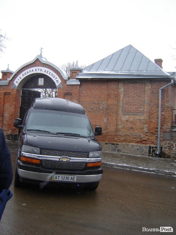 Януковича на Волині зустрічали червоною доріжкою і церковним передзвоном. ФОТО. ВІДЕО