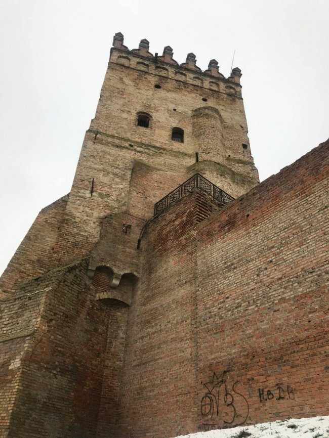 У Луцьку вандали розмалювали мури замку Любарта 