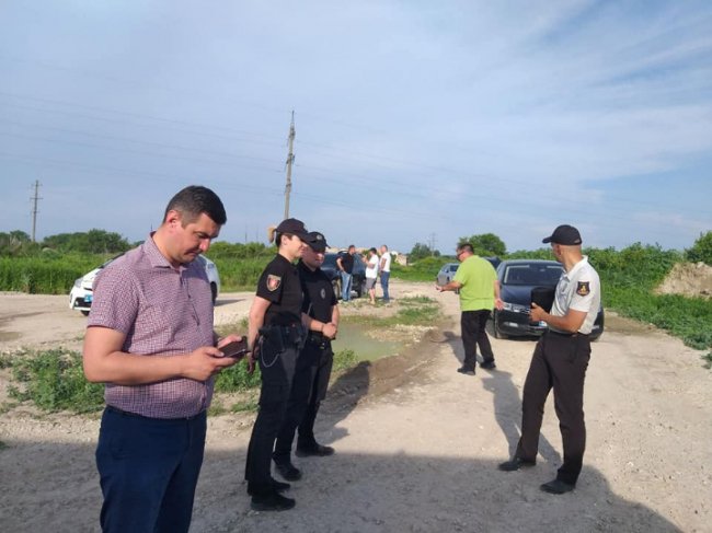 Відомо, кому належить автомобіль, який зливав «смердючки» на Львівській. ФОТО