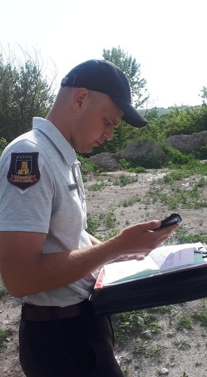 Відомо, кому належить автомобіль, який зливав «смердючки» на Львівській. ФОТО
