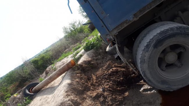 Відомо, кому належить автомобіль, який зливав «смердючки» на Львівській. ФОТО