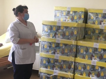 На Волинь привезли понад 200 бебі-боксів. ВІДЕО