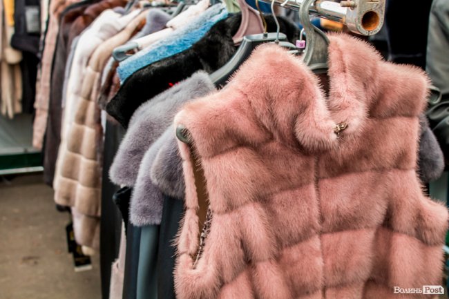 Від білизни до шикарних шуб: у Луцьку – Харківський ярмарок. ФОТО