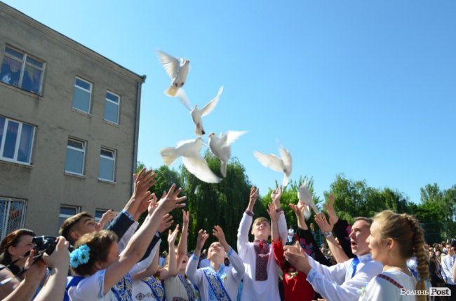 Школо, прощай: у луцькій школі №9 пролунав останній дзвоник. ФОТО