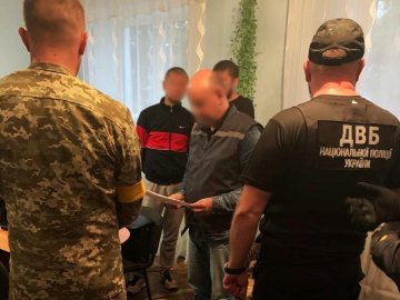Працівник військкомату на Волині за 4 500 доларів допомагав чоловікам виїжджати за кордон. ФОТО
