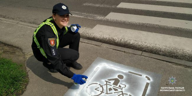 «Зніми навушники», «Візьми дитину за руку»: у Луцьку перед переходами розмістили «нагадайки» для пішоходів