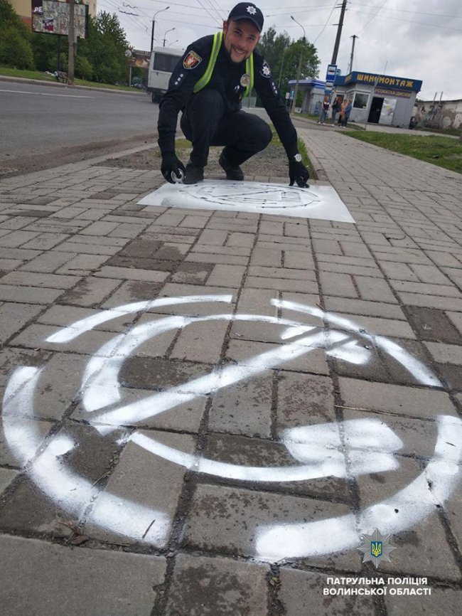 «Зніми навушники», «Візьми дитину за руку»: у Луцьку перед переходами розмістили «нагадайки» для пішоходів