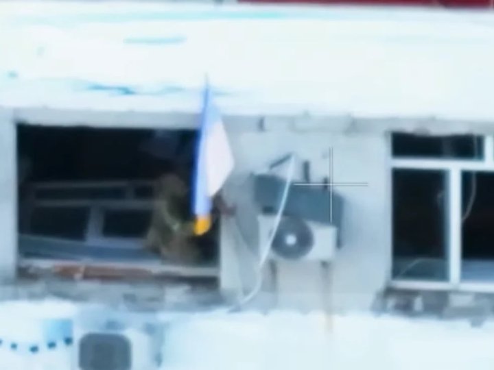 Українські військові повернули український прапор на будівлю міської ради в Покровську