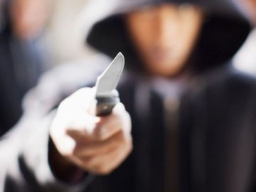 На Волині грабіжник із ножем вимагав гроші в пенсіонера