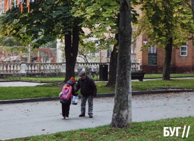 Люди збирають просто на вулицях: у місті на Волині розпочався каштановий сезон
