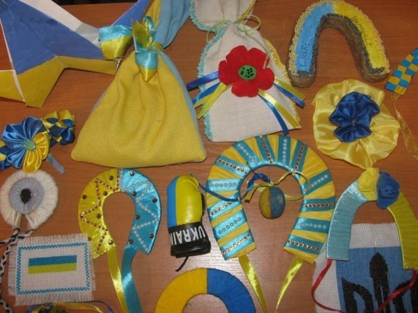 У Ковелі школярі виготовляють сувеніри, аби врятувати життя героям. ФОТО