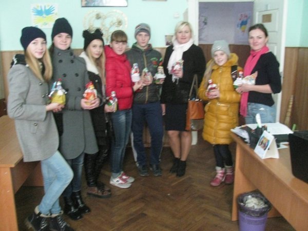 У Ковелі школярі виготовляють сувеніри, аби врятувати життя героям. ФОТО