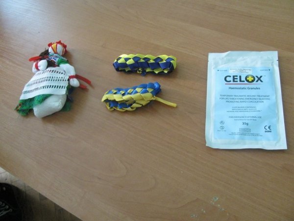 У Ковелі школярі виготовляють сувеніри, аби врятувати життя героям. ФОТО