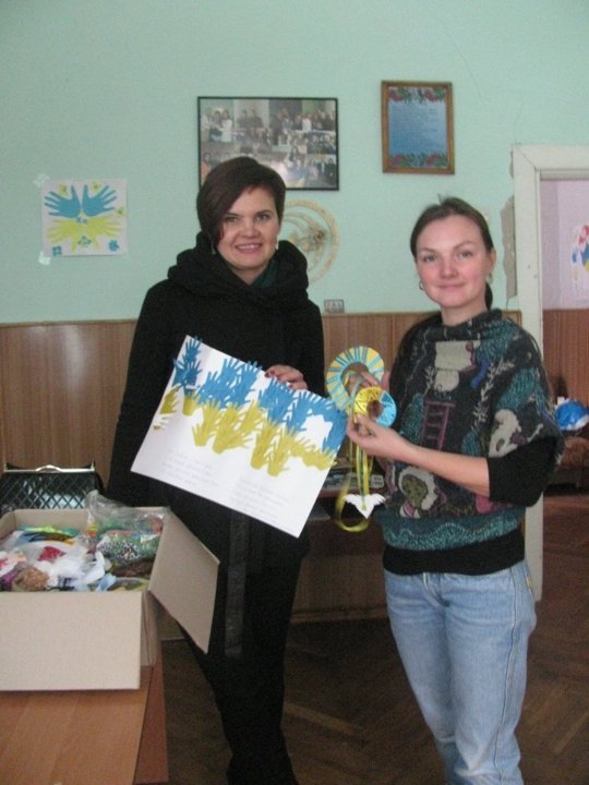 У Ковелі школярі виготовляють сувеніри, аби врятувати життя героям. ФОТО