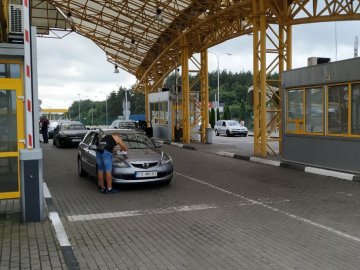 Заборона на в'їзд: скількох іноземців не пустили в Україну на волинській митниці. ВІДЕО