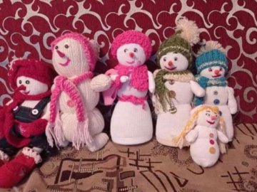 Волинянка створює сніговики з ниток та тканини. ФОТО