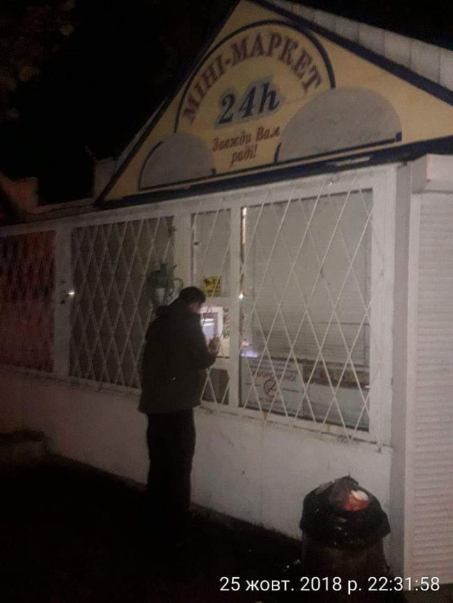 «Завжди Вам раді»: у Луцьку вночі продавали алкоголь. ФОТО
