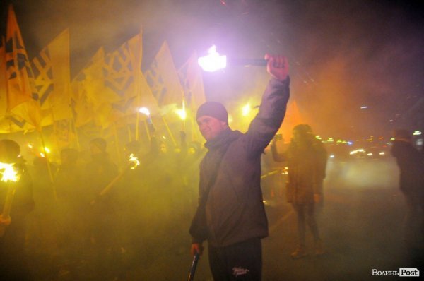 Фаєри, смолоскипи, гасла: Луцьком пройшла хода. ФОТО