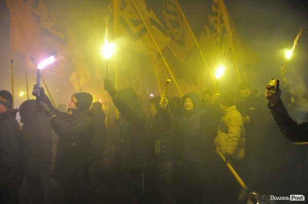 Фаєри, смолоскипи, гасла: Луцьком пройшла хода. ФОТО