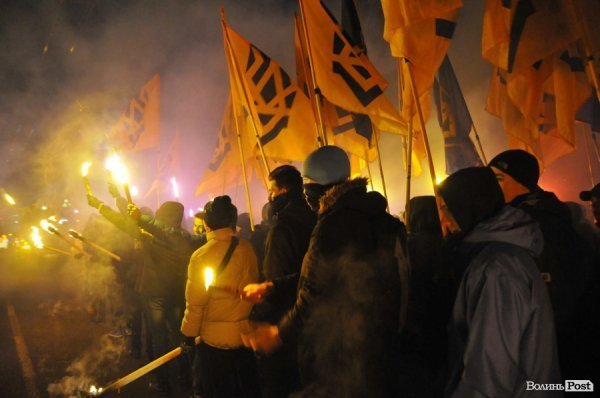 Фаєри, смолоскипи, гасла: Луцьком пройшла хода. ФОТО