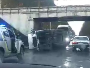 Аварія біля Ківерців: перекинулася вантажівка. ВІДЕО