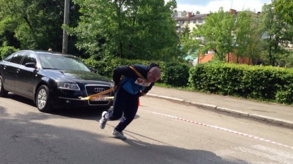 Лучанин протягнув автівку вагою 2,1 тонни. ФОТО