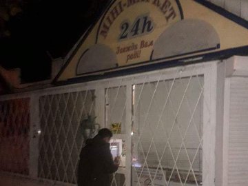 «Завжди Вам раді»: у Луцьку вночі продавали алкоголь. ФОТО