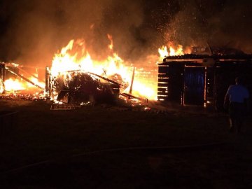 На Волині блискавка спалила дерев'яну будівлю