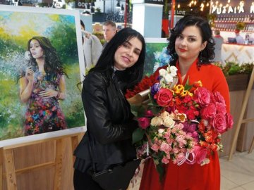 У луцькому ЦУМі – виставка картин відомої художниці. ФОТО