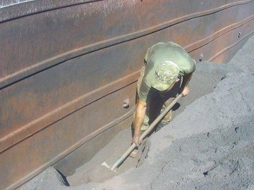 На Волині знайшли контрабандні цигарки, які заховали у вагоні з чорною рудою 