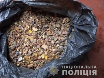 У волинянина вдома під час обшуку знайшли 5 кілограмів бурштину