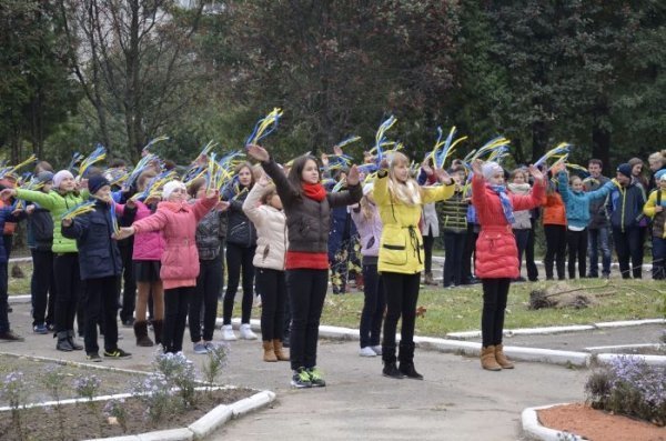 У Луцьку школярі висадили калинову алею. ФОТО