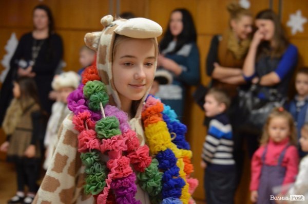  Ялинка, цукерки та мультяшні лемури: луцьким дітям влаштували новорічне свято
