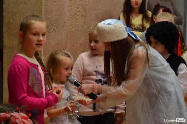  Ялинка, цукерки та мультяшні лемури: луцьким дітям влаштували новорічне свято